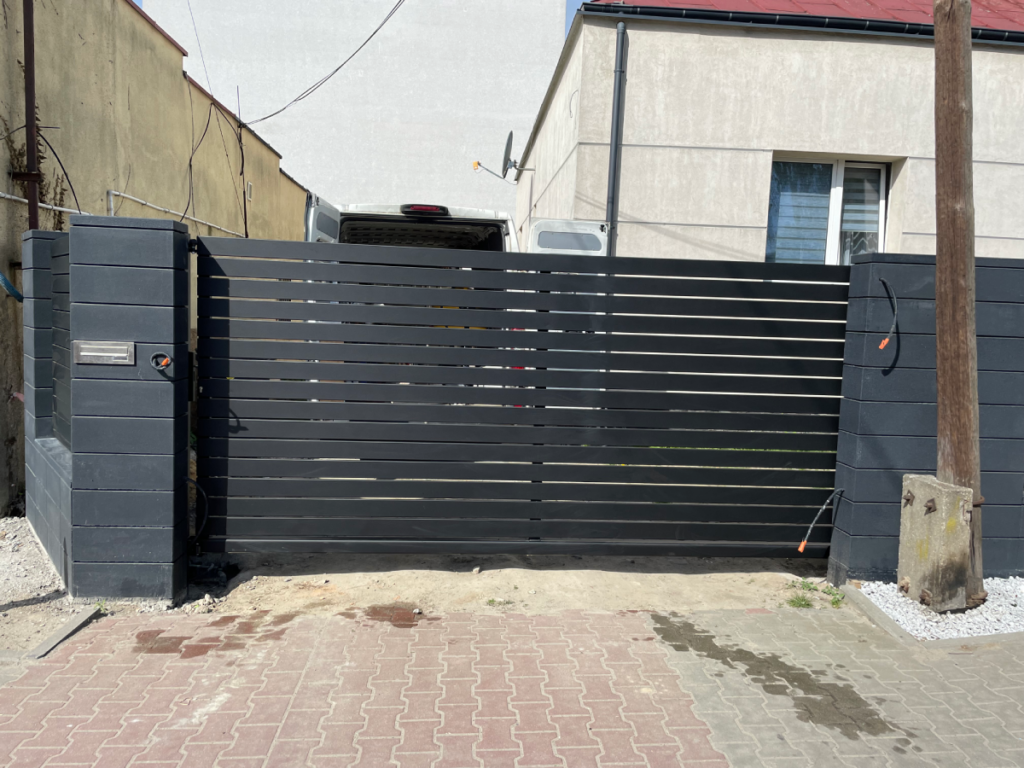 Nowoczesna brama przesuwna z automatyką, wykonana na zamówienie